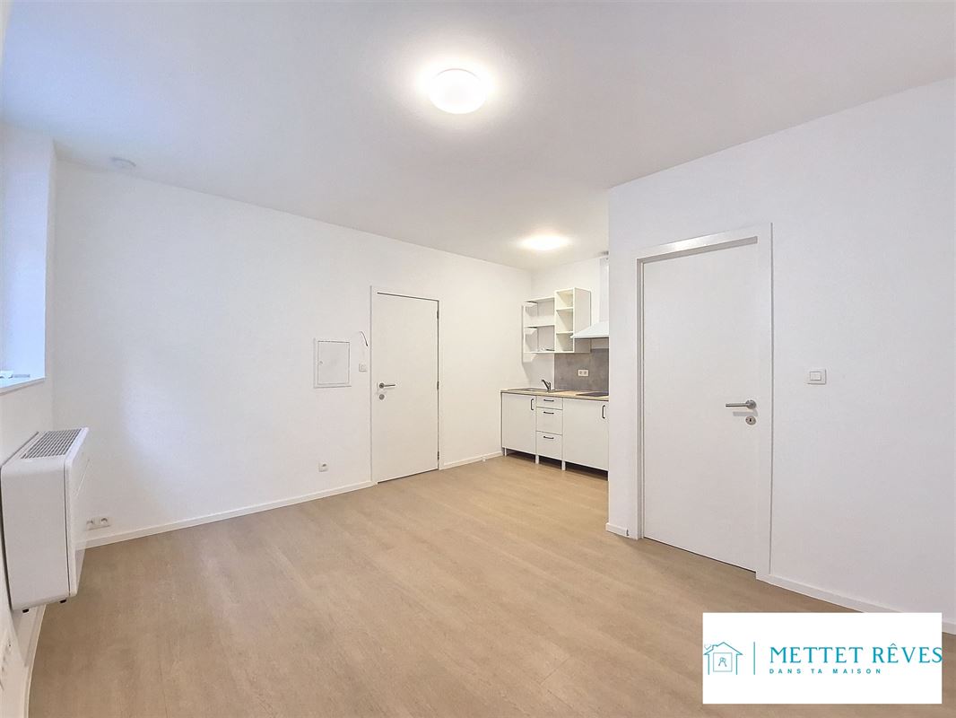 Studio avec une salle de douche privée.