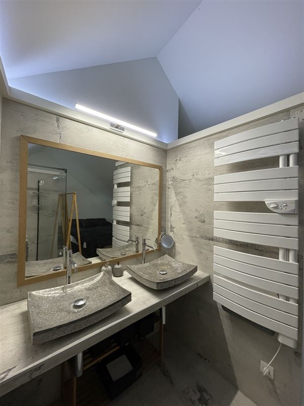 Charmante maison confortable rénovée de 3 chambres.