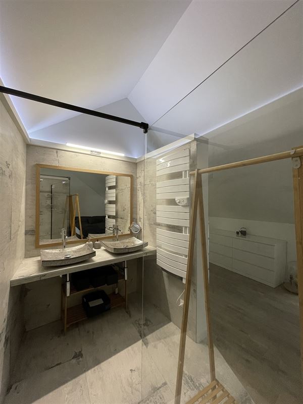 Charmante maison confortable rénovée de 3 chambres.