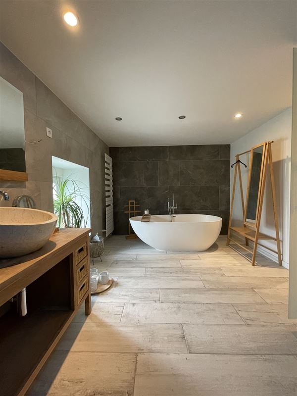 Charmante maison confortable rénovée de 3 chambres.