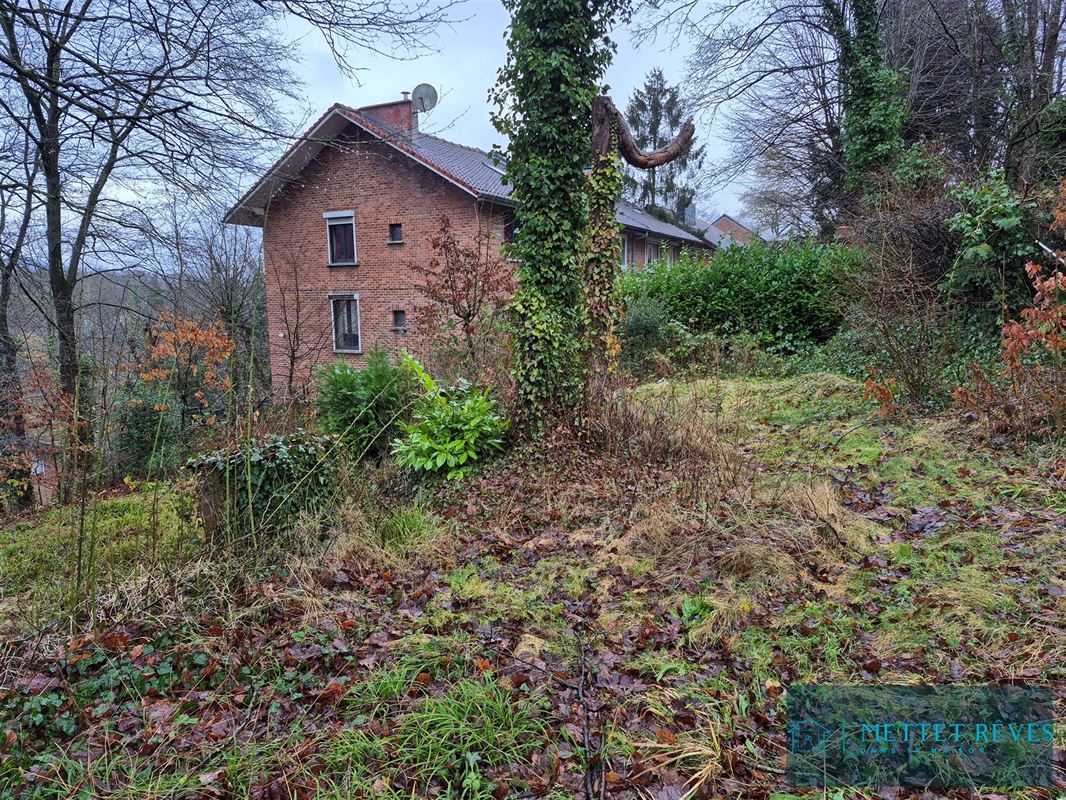 Terrain à bâtir dans un quartier résidentiel prisé.