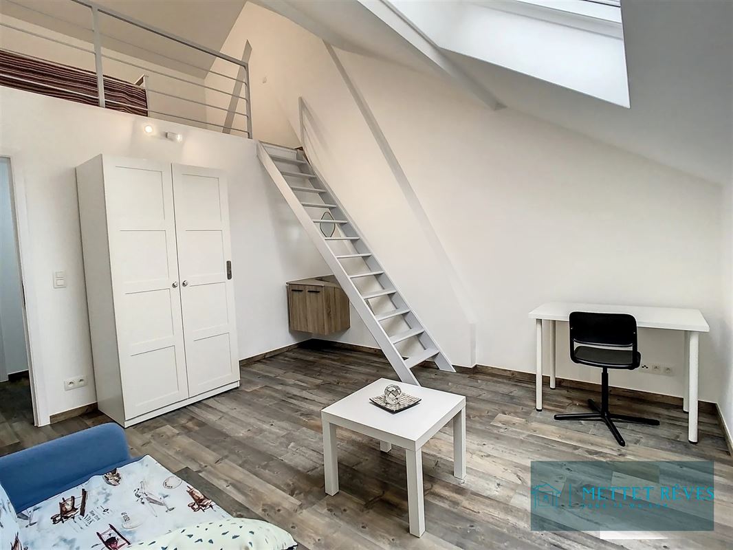 Chambre en duplex meublée en collocation de 4 chambres.