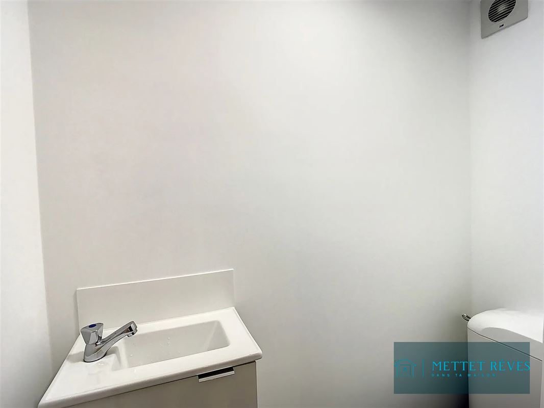 Chambre en duplex meublée en collocation de 4 chambres.