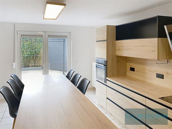 Spacieuse maison de 3 chambres avec cour et garage.