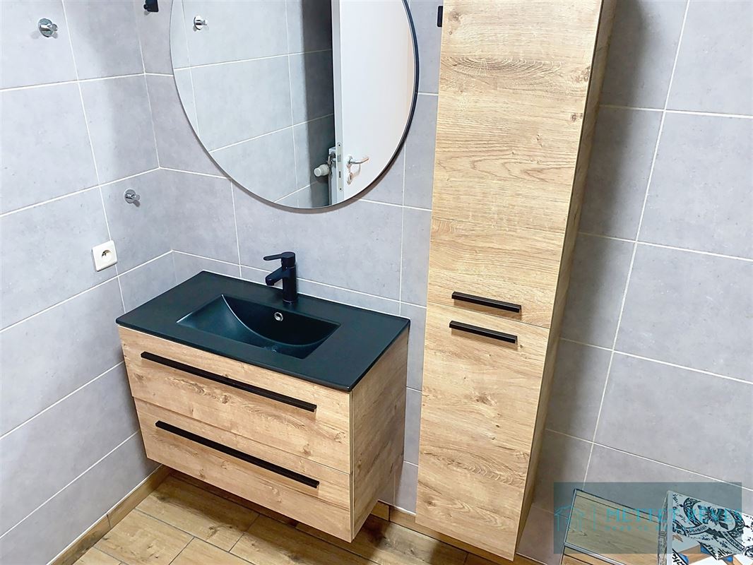 Spacieuse maison de 3 chambres avec cour et garage.