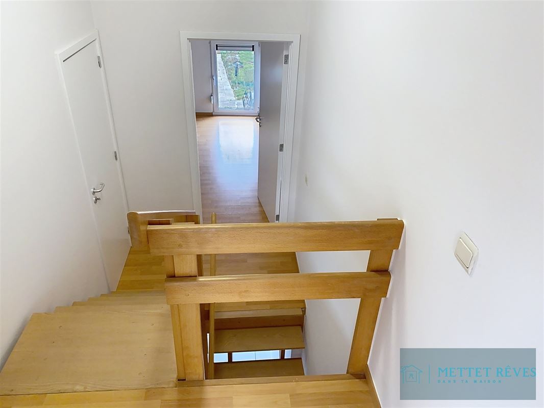 Spacieuse maison de 3 chambres avec cour et garage.