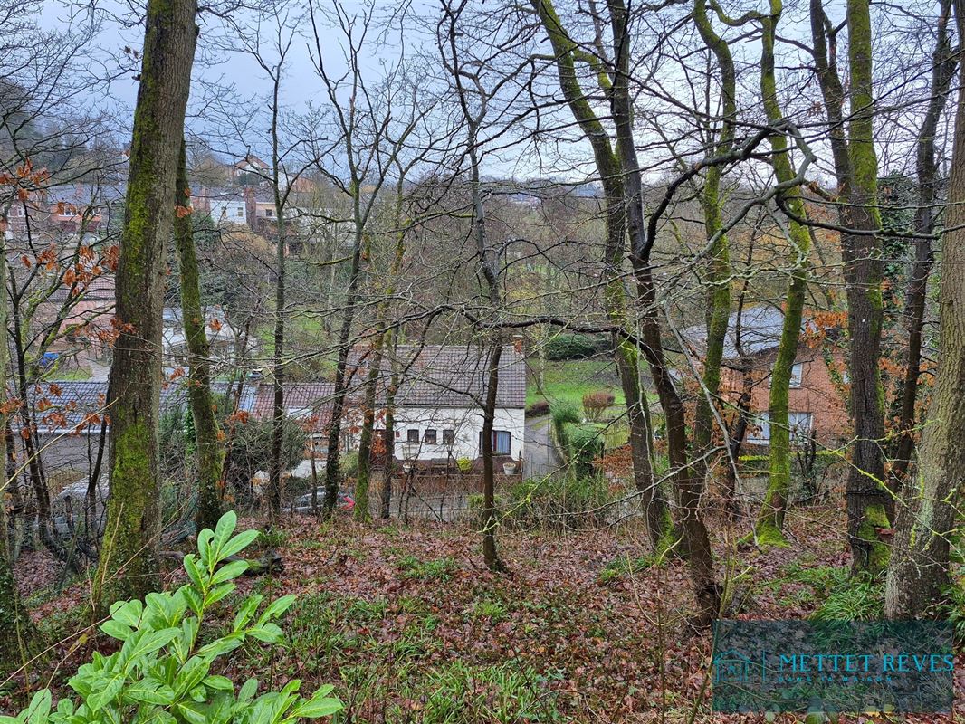 Terrain à bâtir dans un quartier résidentiel prisé.