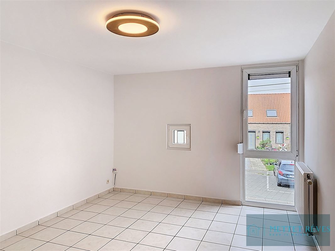 Spacieuse maison de 3 chambres avec cour et garage.