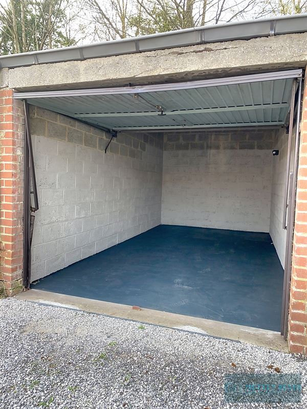 Spacieuse maison de 3 chambres avec cour et garage.