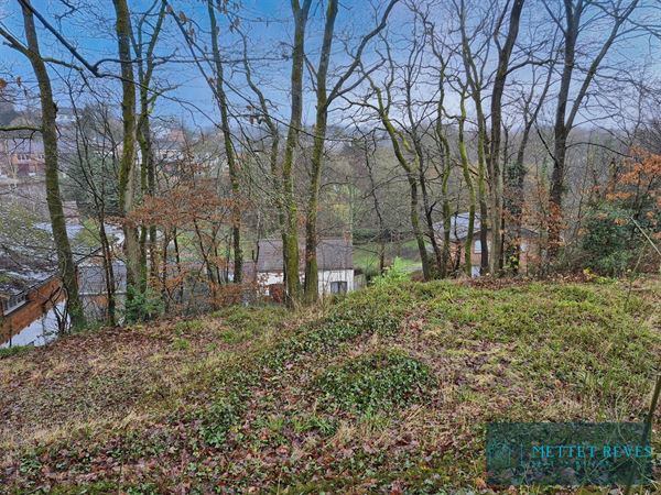 Terrain à bâtir dans un quartier résidentiel prisé.