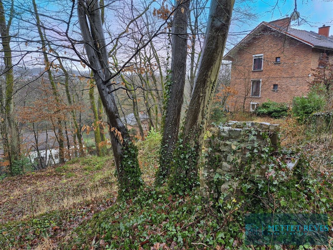 Terrain à bâtir dans un quartier résidentiel prisé.