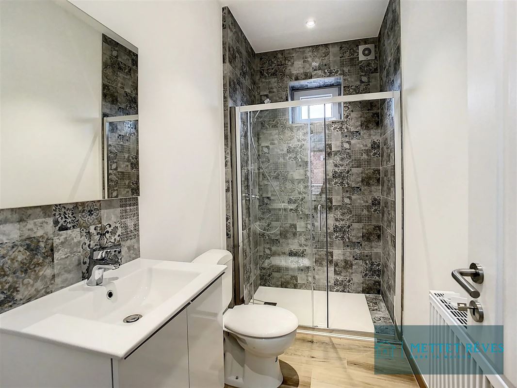 Chambre en duplex meublée en collocation de 4 chambres.