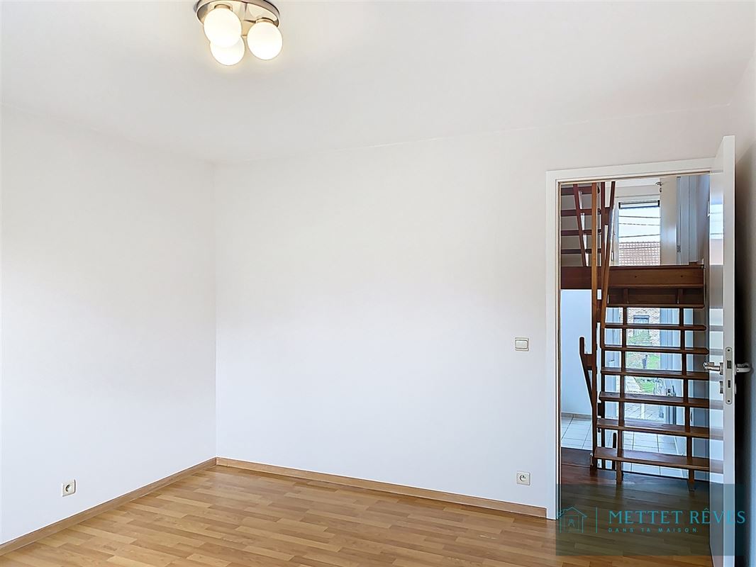 Spacieuse maison de 3 chambres avec cour et garage.