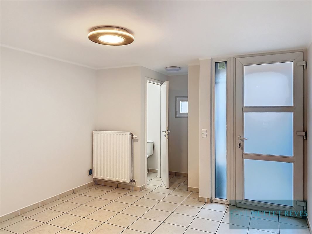 Spacieuse maison de 3 chambres avec cour et garage.