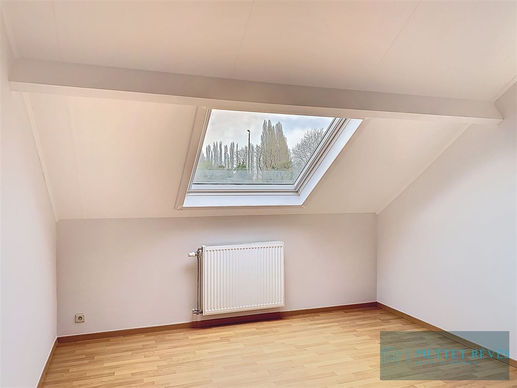 Spacieuse maison de 3 chambres avec cour et garage.