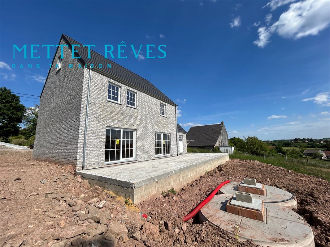 Maison neuve de 4 façades avec garage.