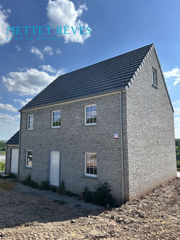 Maison neuve de 4 façades avec garage.