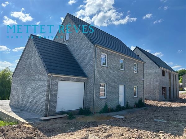 Maison neuve de 4 façades avec garage.