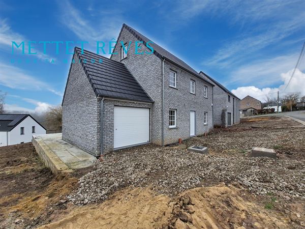 Nouvelle construction de 4 façades avec garage.