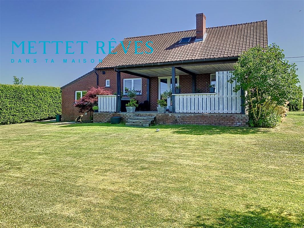 Villa 4 façades avec garage, agrémentée d’un grand jardin