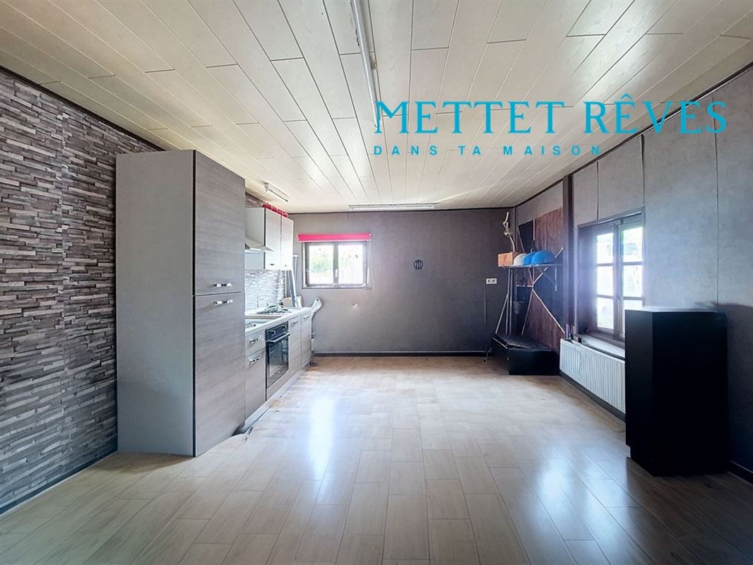Entrepôt de 196 m² sur +-10 ares.
