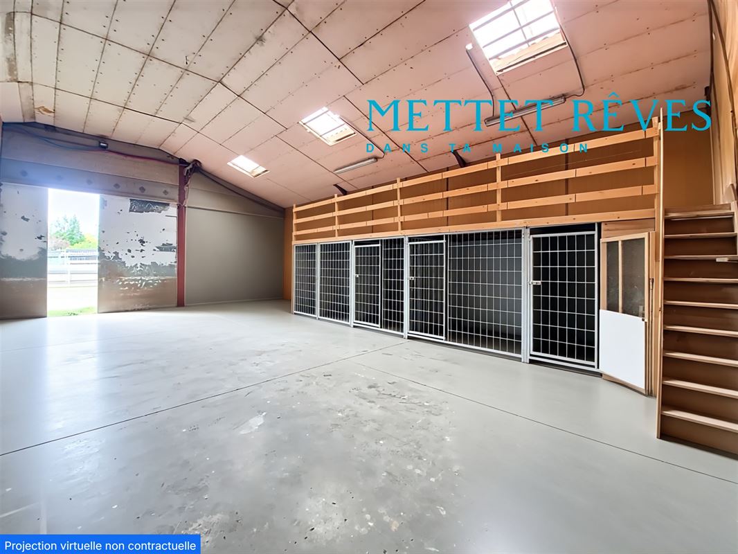 Entrepôt de 196 m² sur +-10 ares.