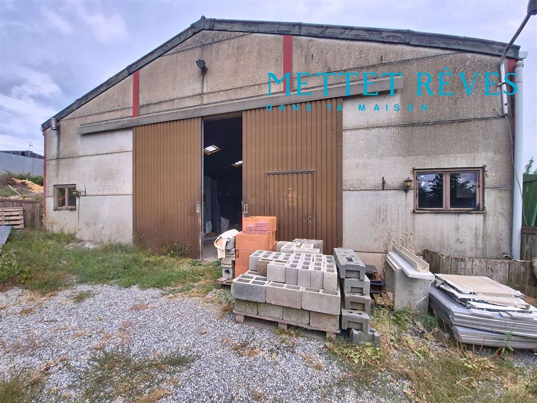 Entrepôt de 196 m² sur +-10 ares.
