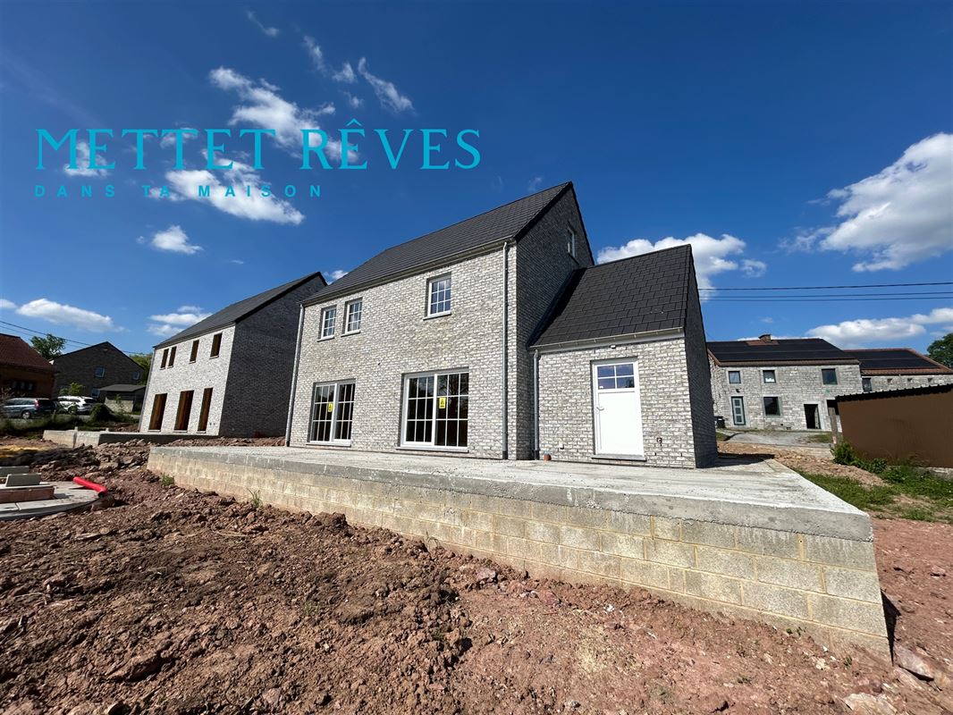 Maison neuve de 4 façades avec garage.