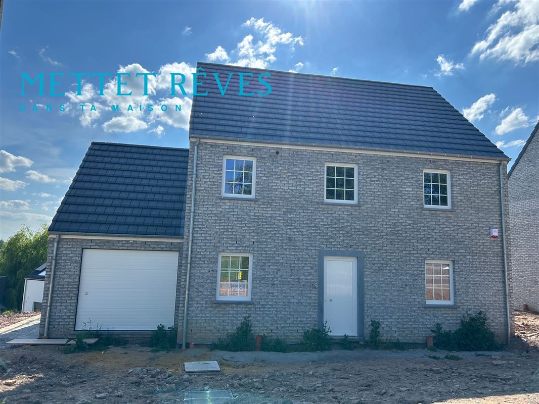 Maison neuve de 4 façades avec garage.