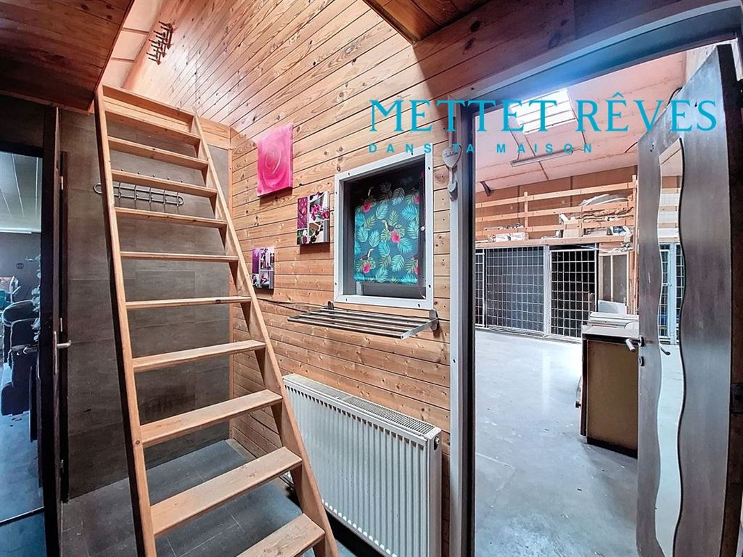 Entrepôt de 196 m² sur +-10 ares.