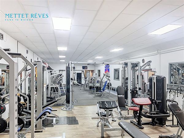 Espace commercial de 650 m2 avec terrain en zone constructible