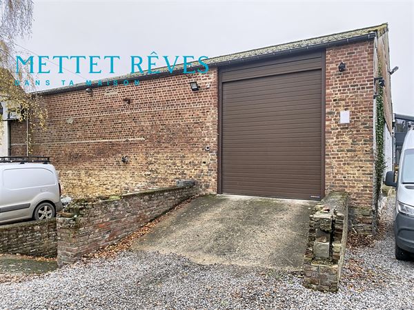 Entrepôt fonctionnel de 242 m² avec 2 quais