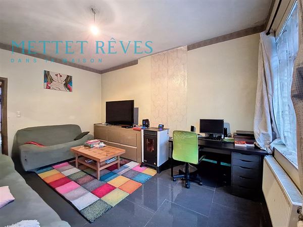 A louer une Maison mitoyenne à Châtelet avec extérieur.