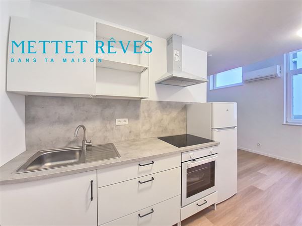 Studio de 25m2 avec une salle de douche privée.