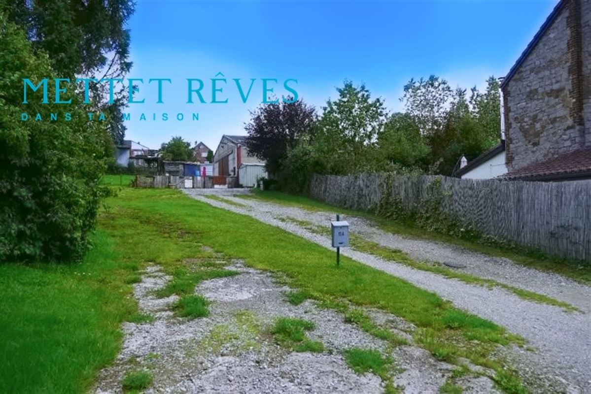 Entrepôt de 196 m² sur +-10 ares.