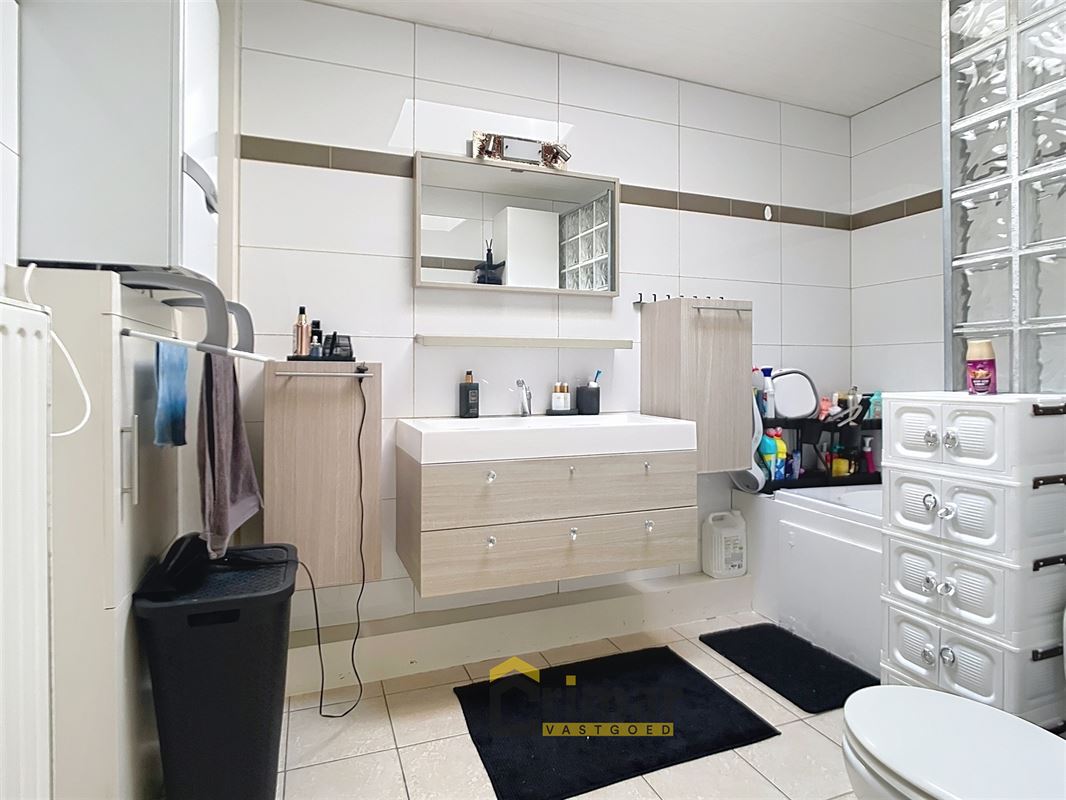 Woning met garage en tuin op het zuiden. De woning dient opgefrist te worden, maar heeft veel potentieel.
