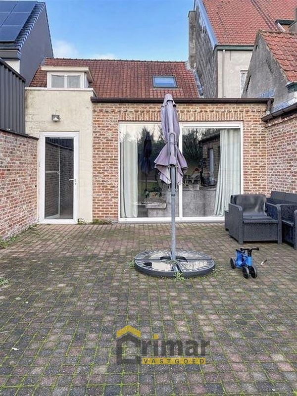 Woning met garage en tuin op het zuiden. De woning dient opgefrist te worden, maar heeft veel potentieel.