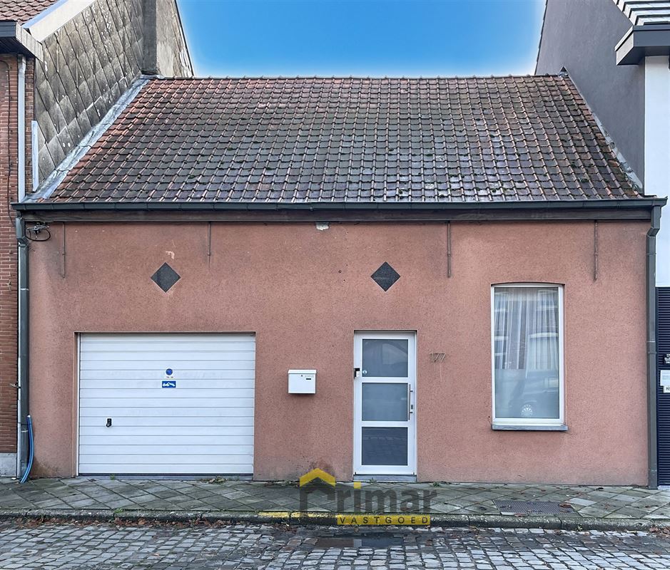 Woning met garage en tuin op het zuiden. De woning dient opgefrist te worden, maar heeft veel potentieel.