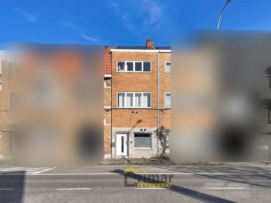 Goed onderhouden starterswoning met 3 slaapkamers en stadstuin, onmiddellijk bewoonbaar. EPC B.