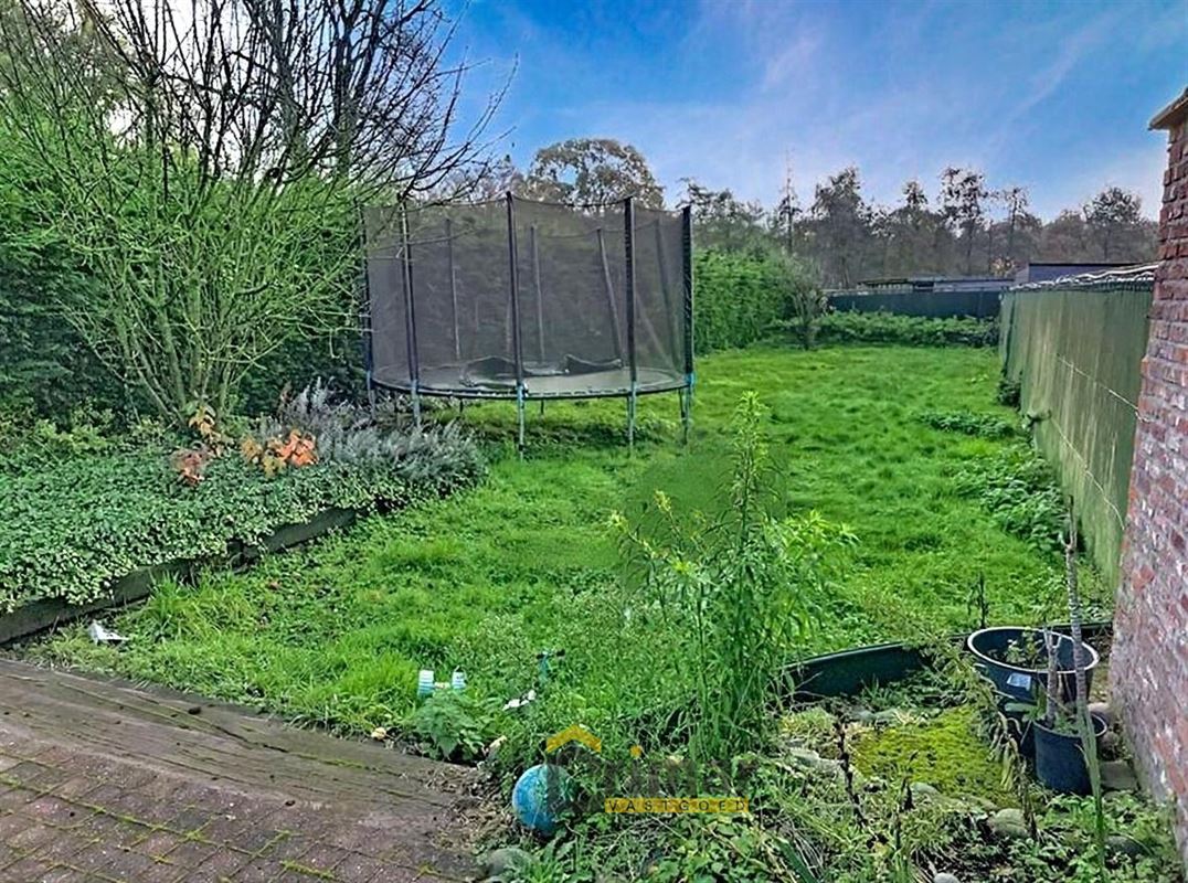Woning met garage en tuin op het zuiden. De woning dient opgefrist te worden, maar heeft veel potentieel.