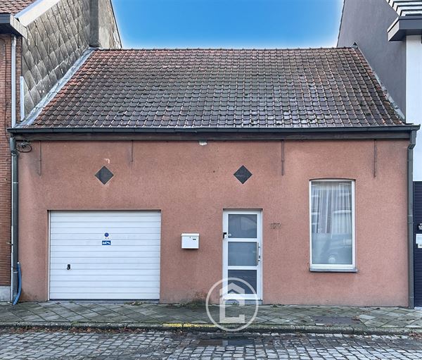 Gezinswoning met meerdere slaapkamers, living met uitzicht op de gezellige tuin, ruime garage. Op te frissen.