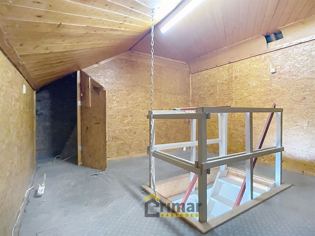 Burgerwoning met 4 slaapkamers en tuin, boordevol potentieel. Uitstekende ligging. Grondig te renoveren.