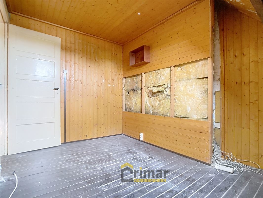 Burgerwoning met 4 slaapkamers en tuin, boordevol potentieel. Uitstekende ligging. Grondig te renoveren.