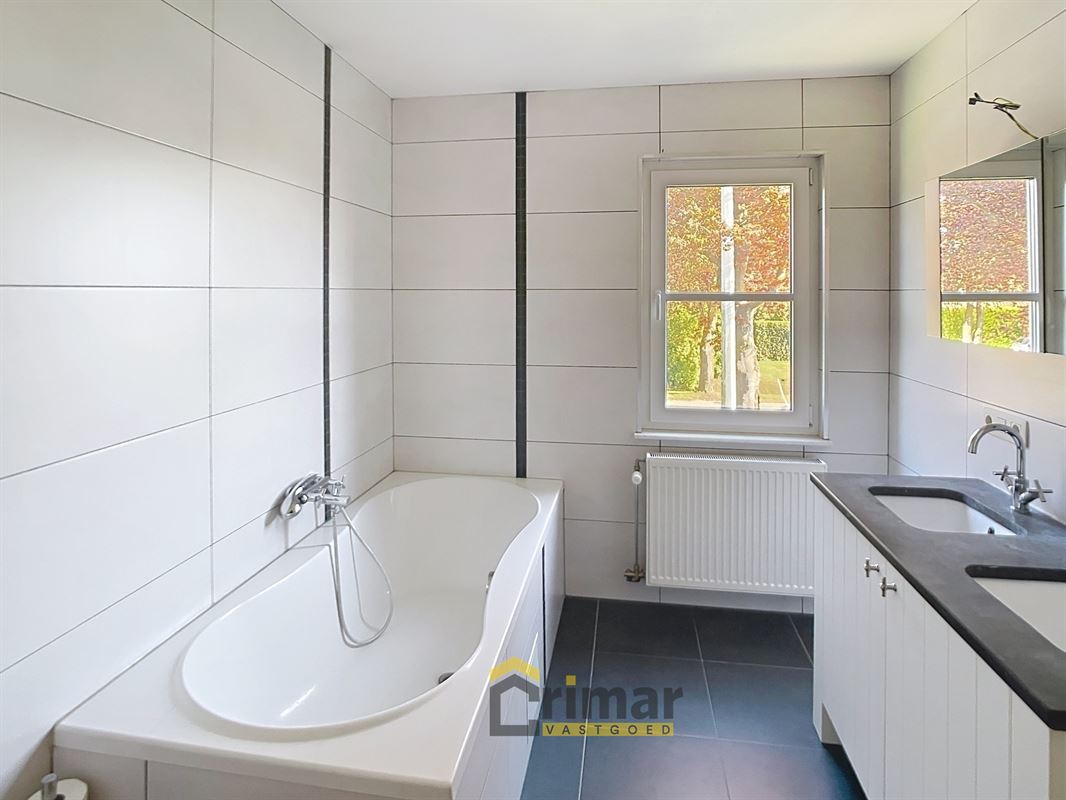 Open bebouwing met 3 slaapkamers, ideaal voor een gezin dat ruimte, comfort en een gezellige lichtrijke thuis zoekt.