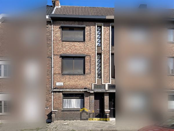 Burgerwoning met 4 slaapkamers en tuin, boordevol potentieel. Uitstekende ligging. Grondig te renoveren.