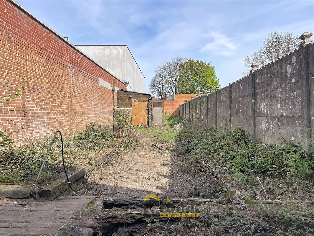 Burgerwoning met 4 slaapkamers en tuin, boordevol potentieel. Uitstekende ligging. Grondig te renoveren.