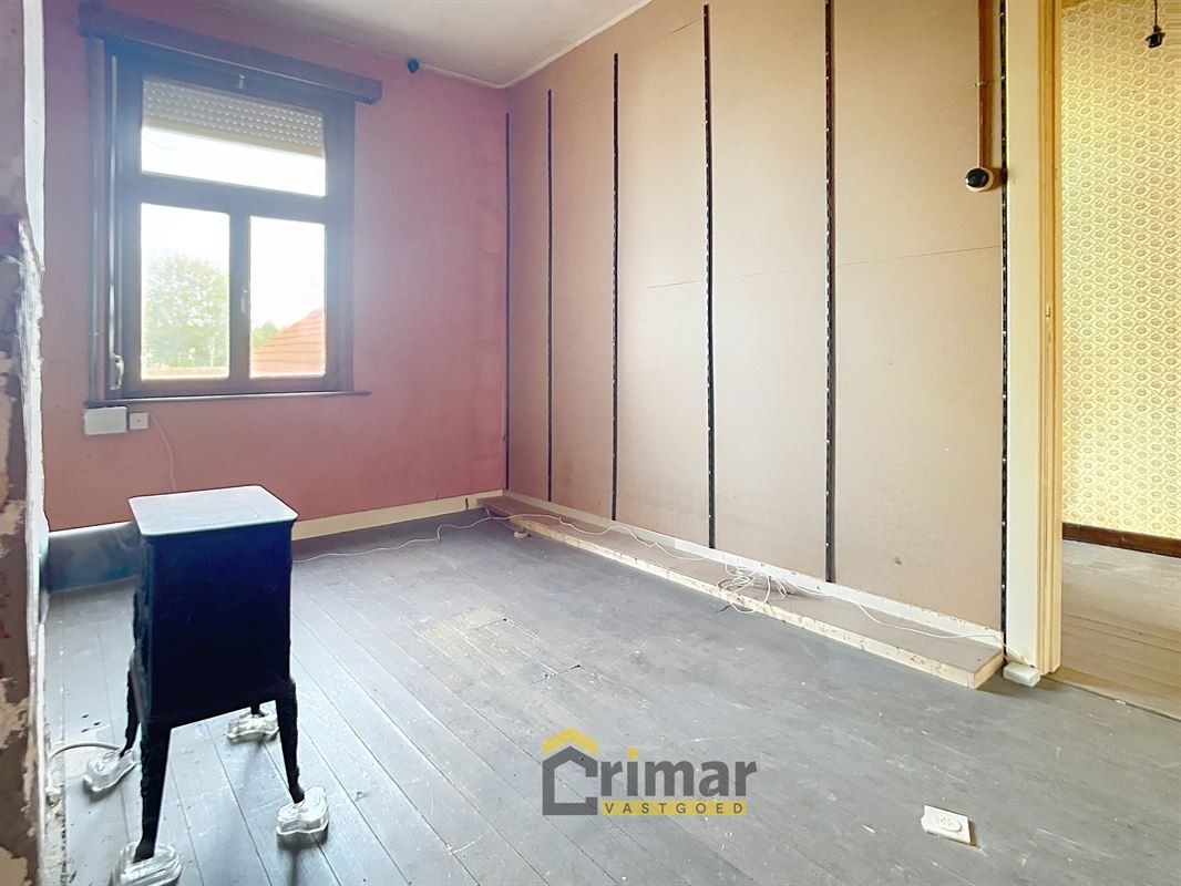 Burgerwoning met 4 slaapkamers en tuin, boordevol potentieel. Uitstekende ligging. Grondig te renoveren.