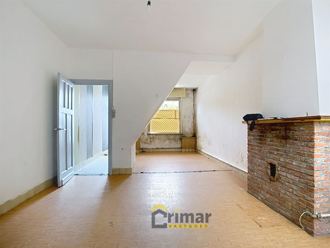 Te renoveren woning met meerdere slaapkamers en mooie tuin. Enorm potentieel! Voldoende parkeergelegenheid.