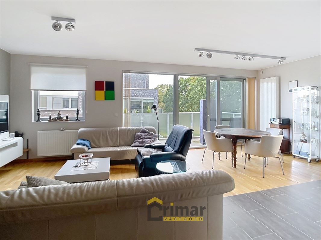 Instapklaar appartement met prachtig uitzicht, terras, 2 slaapkamers en autostaanplaats. EPC A!