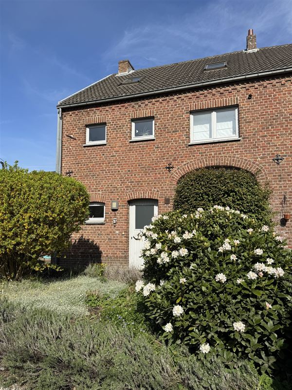 Lumineuse maison familiale avec jardin et garage.